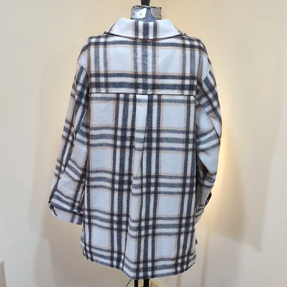 Old Navy Women's Plaid Utility Shacket in Cream and Blue - Picture 4 of 8